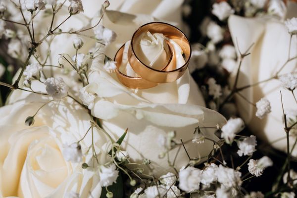 golden-wedding-rings-white-rose-from-wedding-bouquet (5)